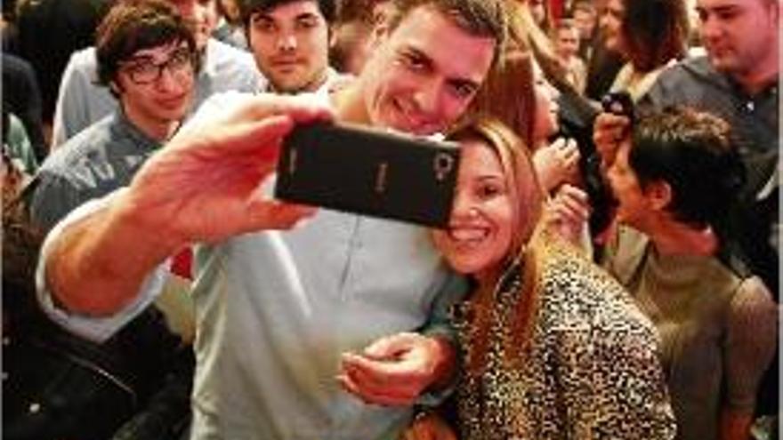 Pedro Sánchez es fa una &quot;selfie&quot; a la sortida d&#039;un míting.