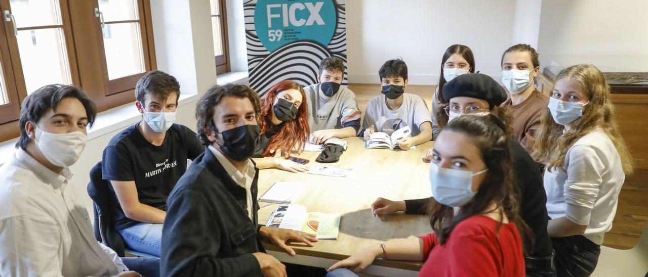 Desde la izquierda, y en el sentido de las agujas del reloj, Daniel Esteban (de blanco), Martín Feito, Elena de Frade, Antón González, Maya Gutiérrez, Diana Zalacaín, Martín Fernández, Lena Lackmann, Elena Juanmartí, Manon Claire y Tarik Rahim. | Marcos León