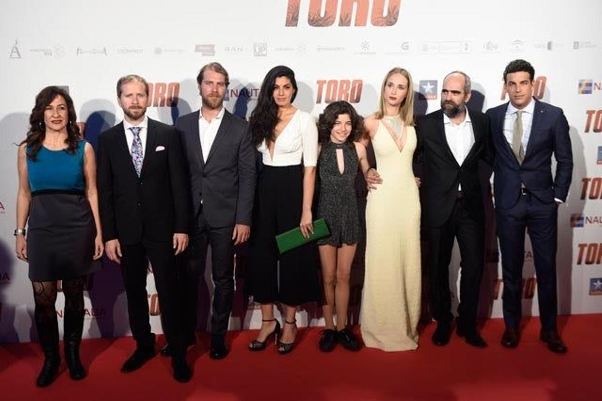 El director y el repato de la película, en la première de Toro en Madrid.