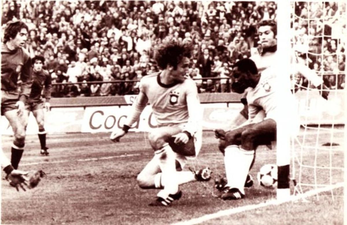 Después de no haberse clasificado para dos Mundiales, España se enfrenta a Brasil en la primera fase del torneo de 1978, disputado en Argentina. El partido acabó sin goles y el equipo español no pasó de la liguilla.