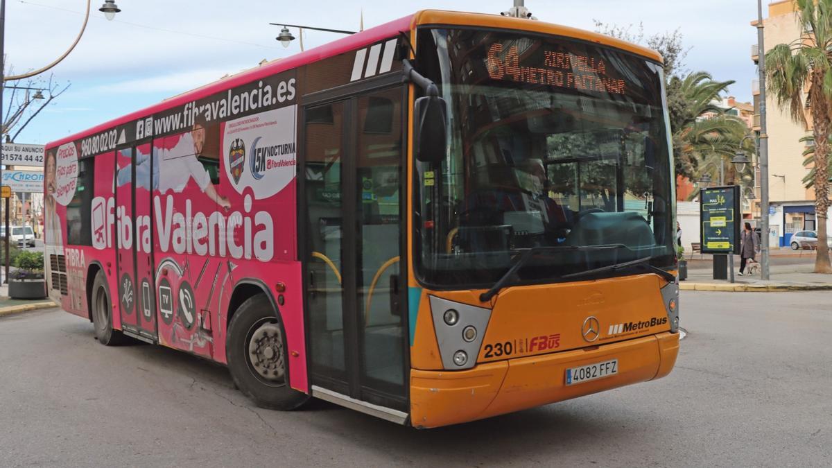 Uno de los autobuses lanzadera que conecta Xirivella con la parada de metro de Faitanar.