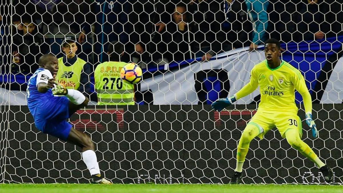 Vincent Aboubakar falla un remate a bocajarro ante Bruno Varela