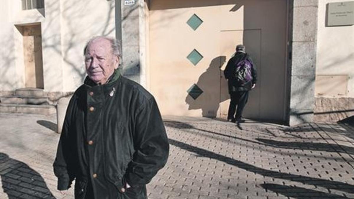 Núñez padre e hijo llaman a la puerta del centro penitenciario abierto en el barrio de la Trinitat de Barcelona.