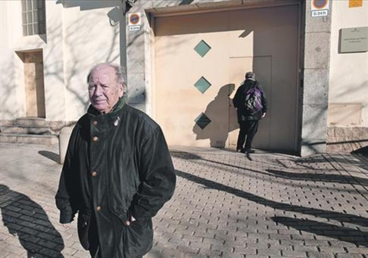Els Núñez, pare i fill, a la porta del centre penitenciari obert al barri de la Trinitat de Barcelona, ahir.