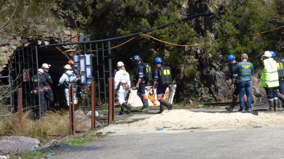 Agentes de la Guardia Civil acceden al interior de la planta tercera de la mina de Cerredo, donde se produjo el accidente mortal. | DEMELSA ÁLVAREZ