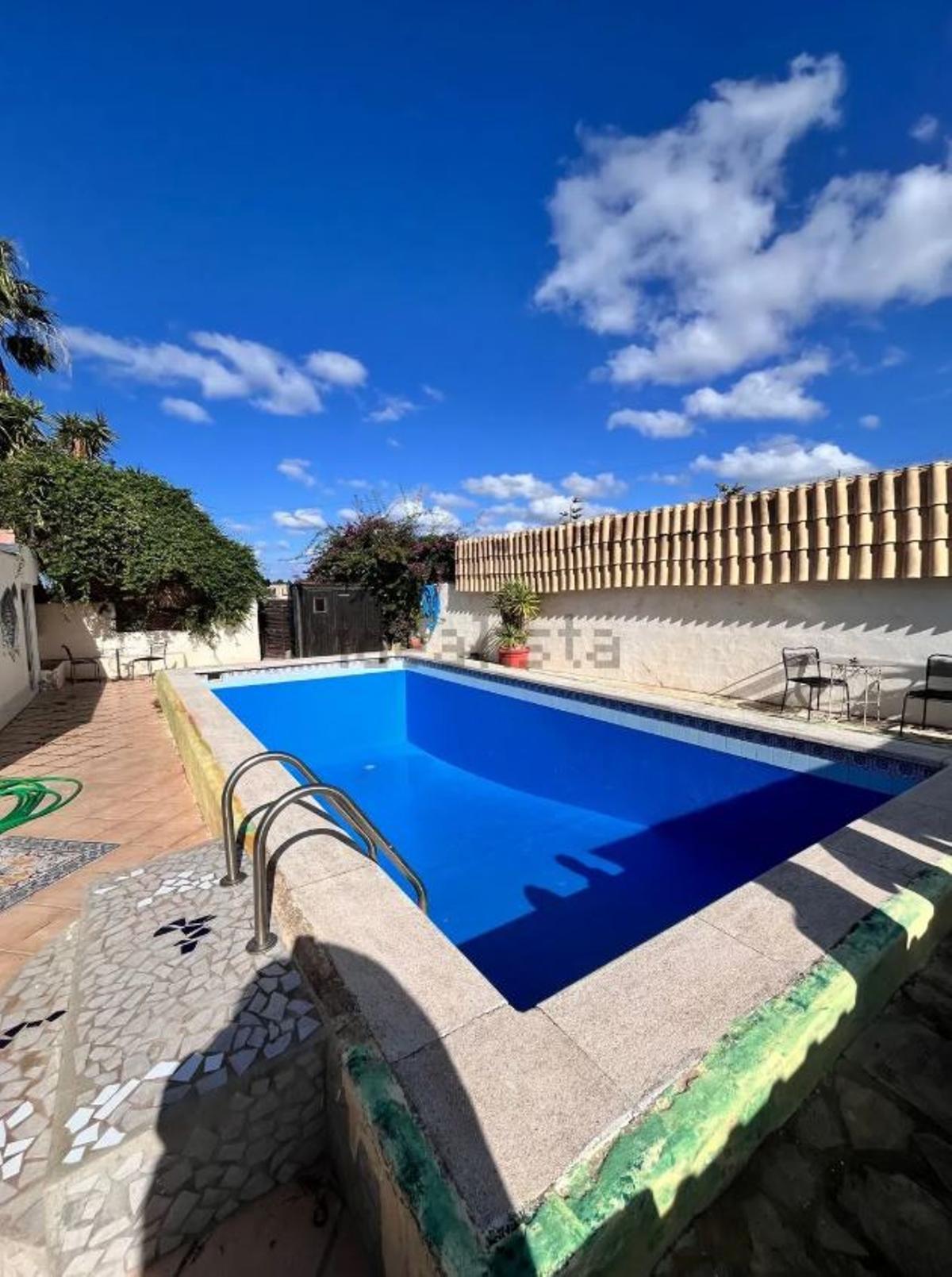 La vivienda cuenta con una piscina.