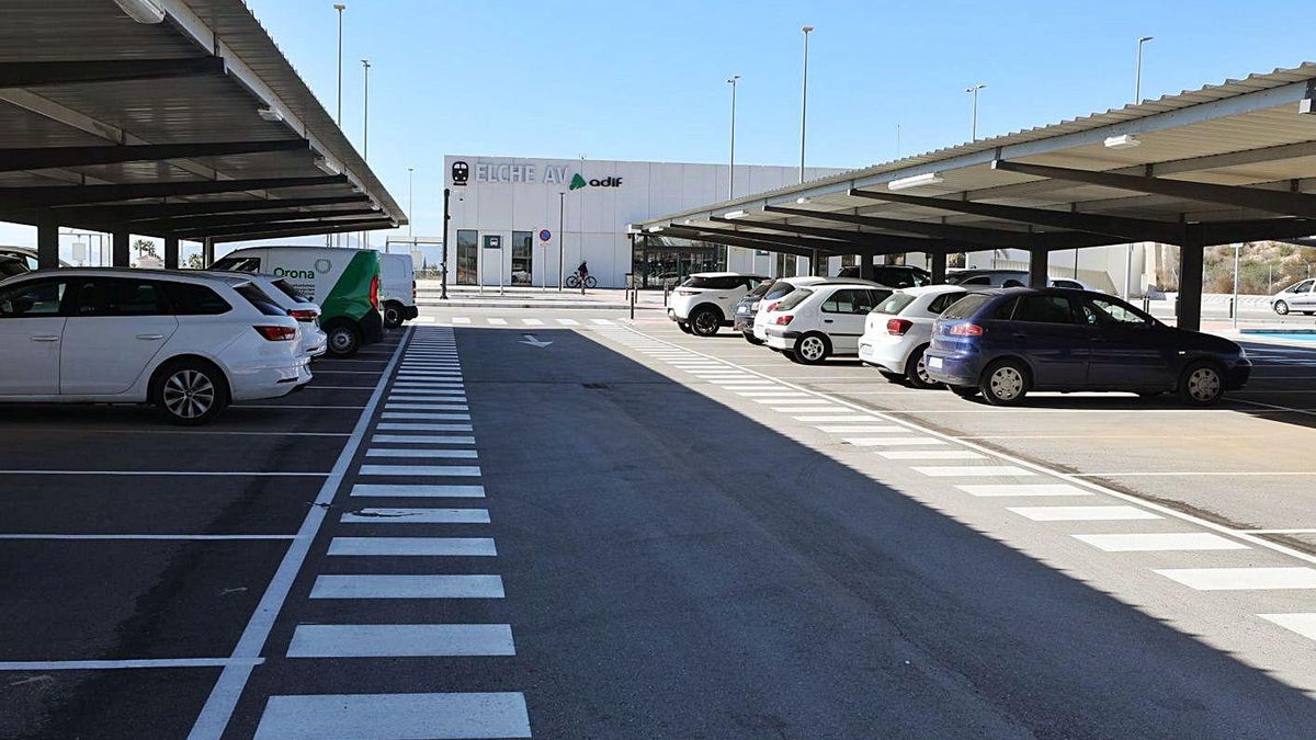 The facility has two hundred parking spaces that, for the moment, are free. | ANTONIO AMORÓS The facility has two hundred parking spaces that, for the moment, are free. | ANTONIO AMORÓS