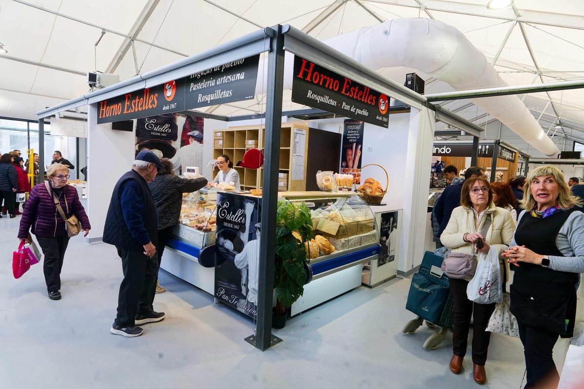 El mercado provisional, luminoso y con 42 paradas, aprueba 'con nota'