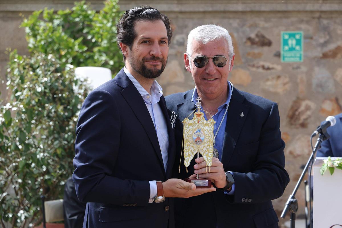 El director del Hilton de Godoy, Jaime Garrido, ha recibido una pequeña réplica del estandarte de la Virgen de la Montaña.