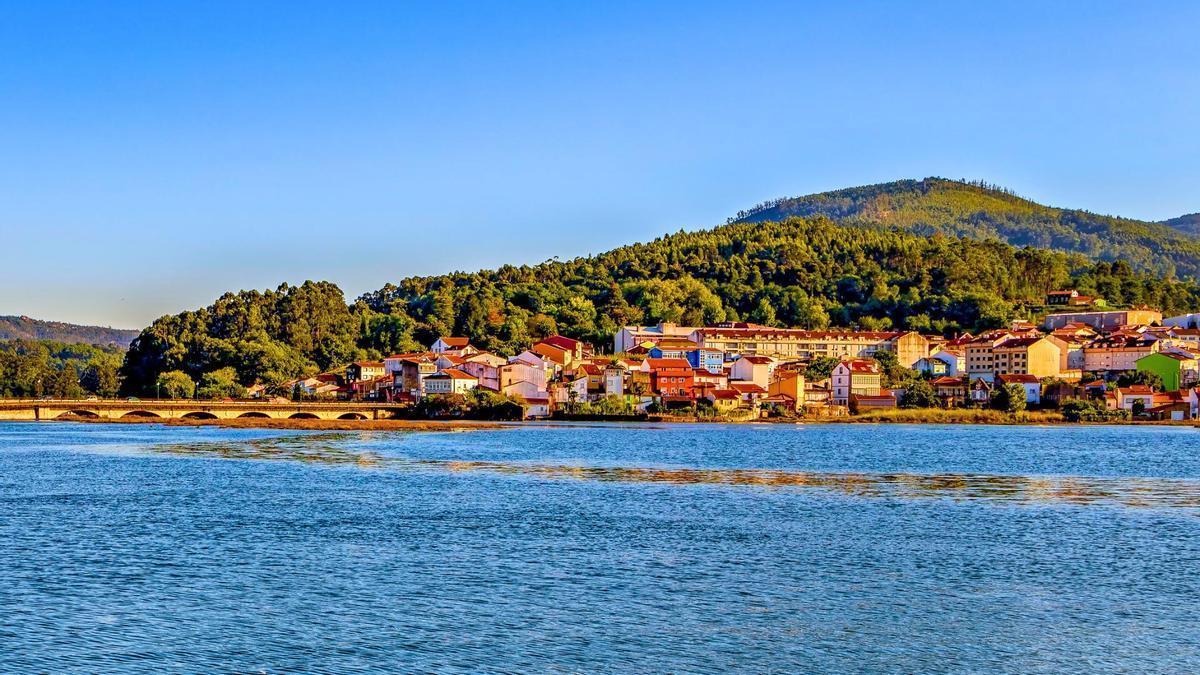 El pueblo de las Rias Baixas que guarda un museo de lápidas gremiales