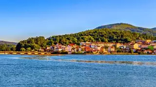 El pueblo de Galicia perfecto para recorrer a pie fue el puerto de Santiago de Compostela y tiene un museo de lápidas gremiales