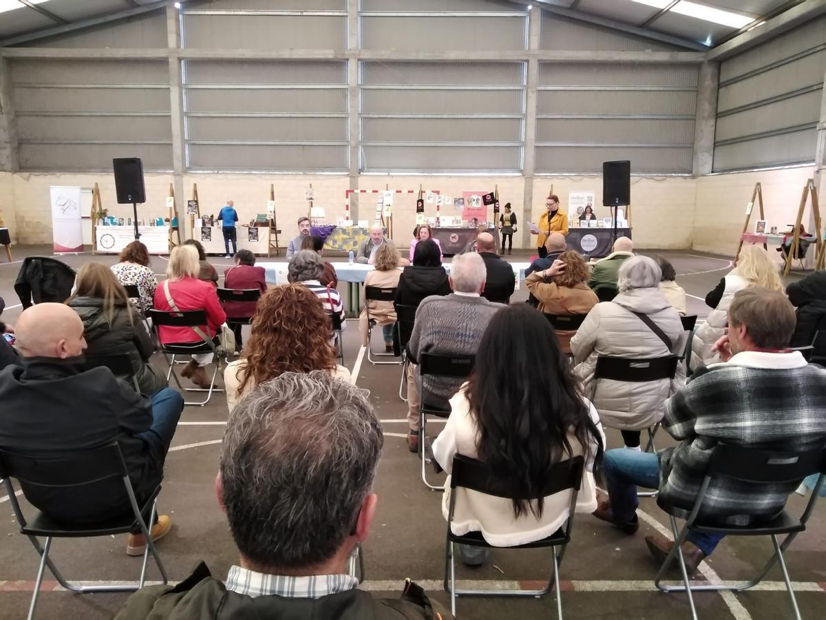 En imágenes: La Feria del Libro llena Navelgas en su sexta edición