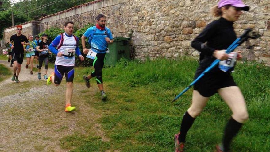 Participantes en la &quot;Picos de Europa&quot; tras la salida en Benia de Onís.