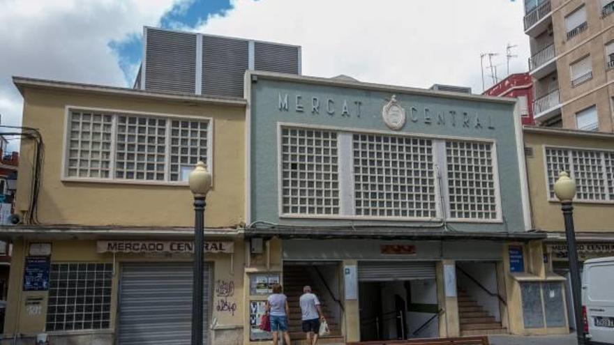 La fachada exterior del Mercado Central ilicitano con clientes en la puerta para acceder a la primera planta.