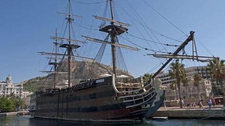 El Puerto de Alicante «despide» a la réplica del Santísima Trinidad -  Información