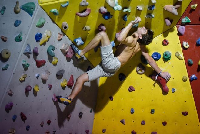 Foto de archivo tomada el 29 de noviembre de 2018, el escalador francés Arsene Duval posa mientras se sube a un muro de escalada en Tignes, después de participar en el evento deportivo Las estrellas del deporte.