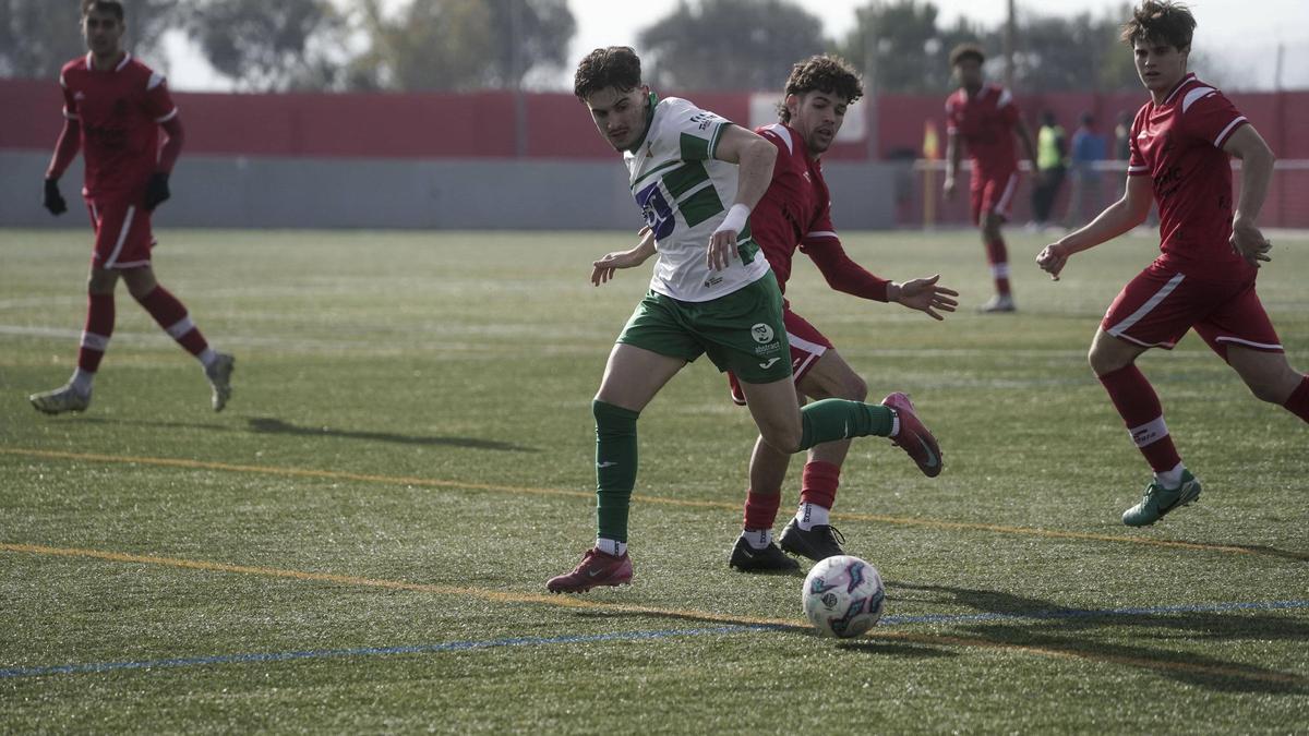 Samper lluita una pilota al mig del camp, amb Nocete pendent