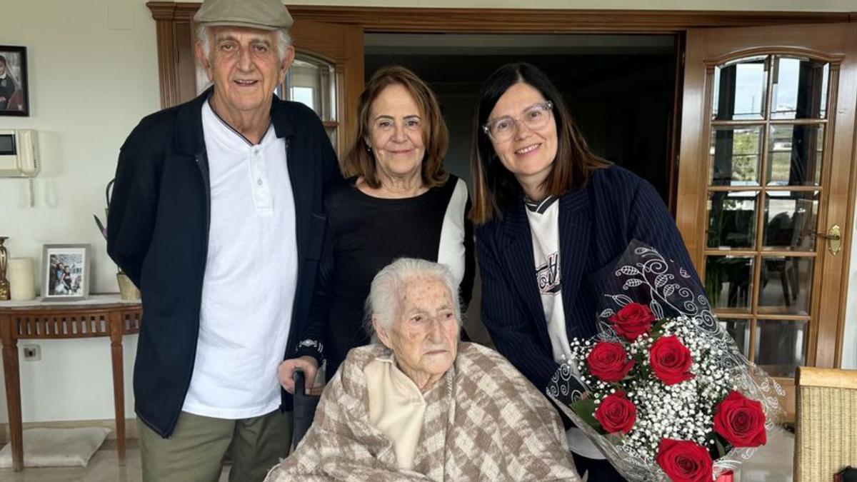 La portavoz del PSOE, Isabel Pérez, junto a Pasionaria León Díaz.