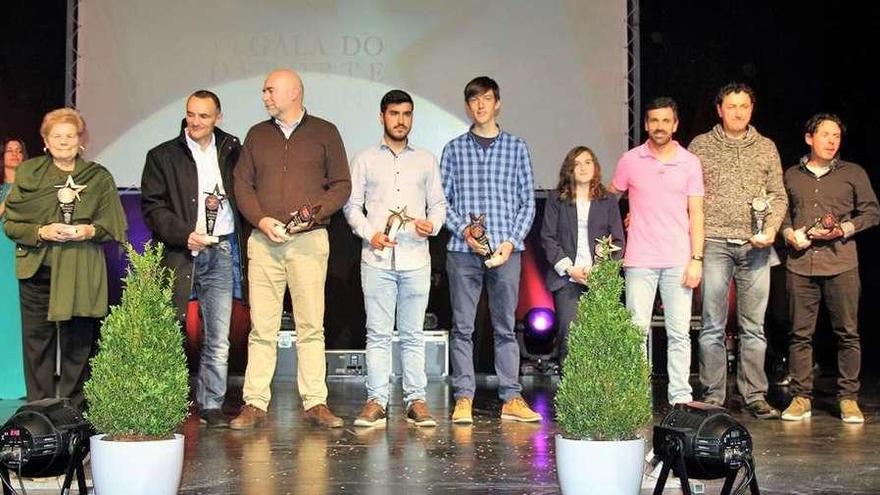 Foto de familia para cerrar el acto de distinción del deporte baionés. // FdV