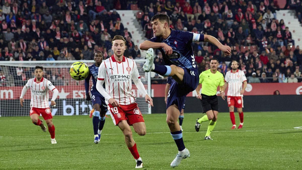 Carlos Domínguez despeja ante la presión de Vanat. | LOF