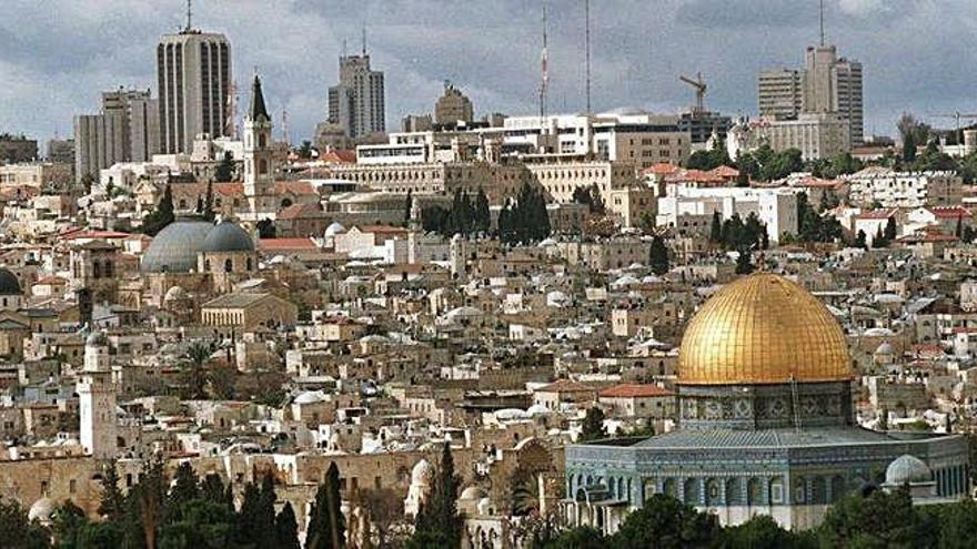 Vista de la Ciudad Santa de Jerusalén con la dorada Cúpula de la Roca.