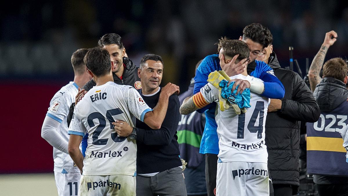 Míchel felicitando a sus jugadores tras el triunfo sobre el Barça (2-4) en Montjuïc.