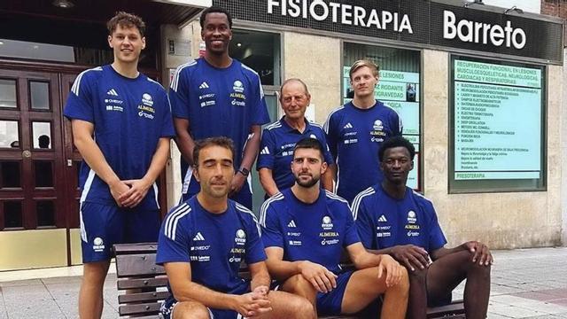 Arriba, por la izquierda: Sander Hollanders, Mouha Barro, Manolo Barreto (fisio) y Félix Terins. Por abajo, Jorge Fernández (preparador físico), Danilo Brnovic y Djigui Diarra. | OCB