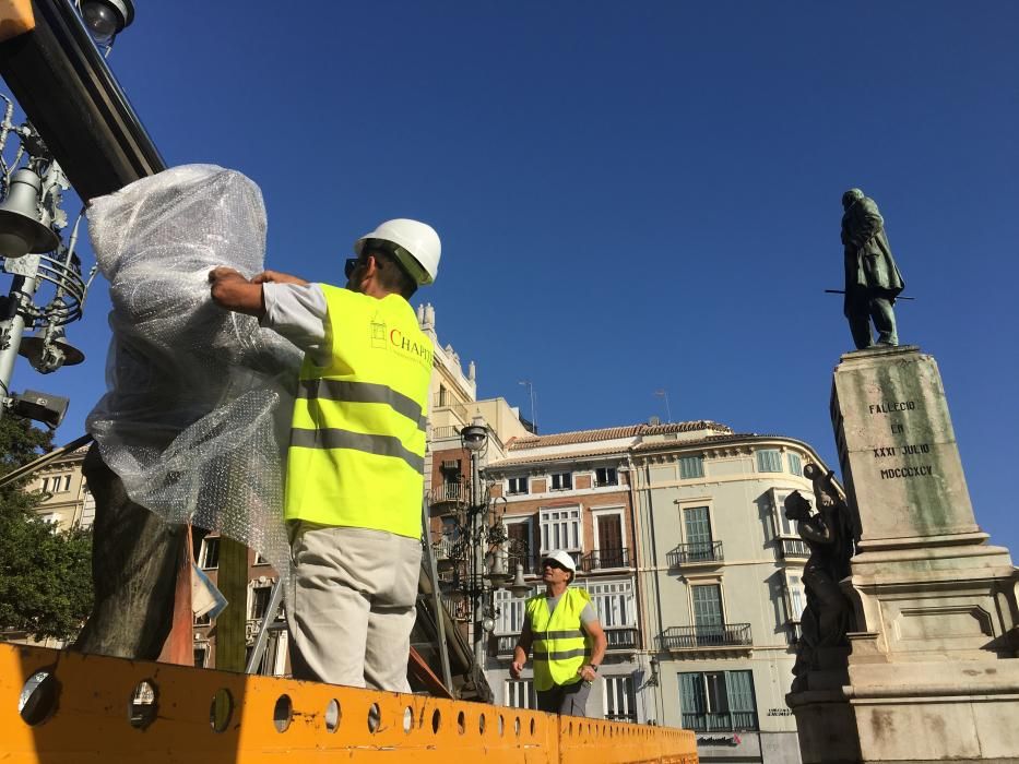 Desmontaje de la escultura 'Alegoría del Trabajo' del monumento de Larios.