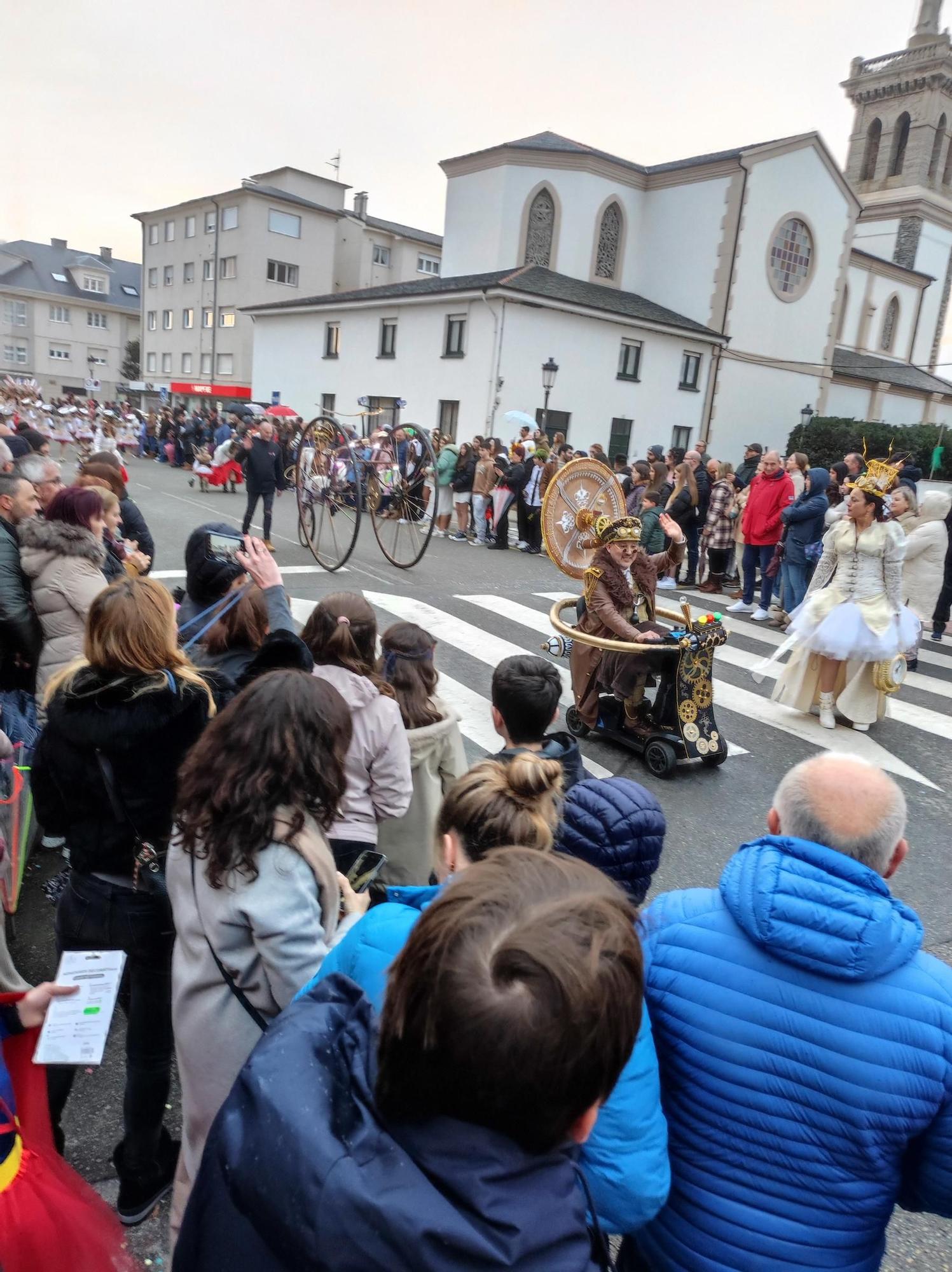 En imágenes: Las calles de Tapia se llenan para ver su vistoso desfile de Carnaval