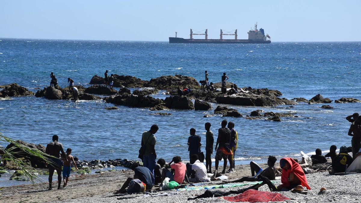 Varias personas en la playa del Trampolín, este miércoles en Ceuta.
