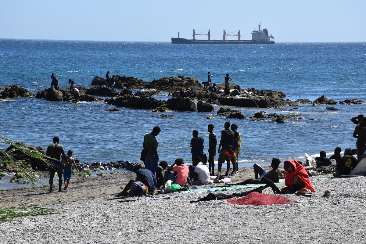 Varias personas en la playa del Trampolín, a 5 de agosto de 2026, en Ceuta (España).