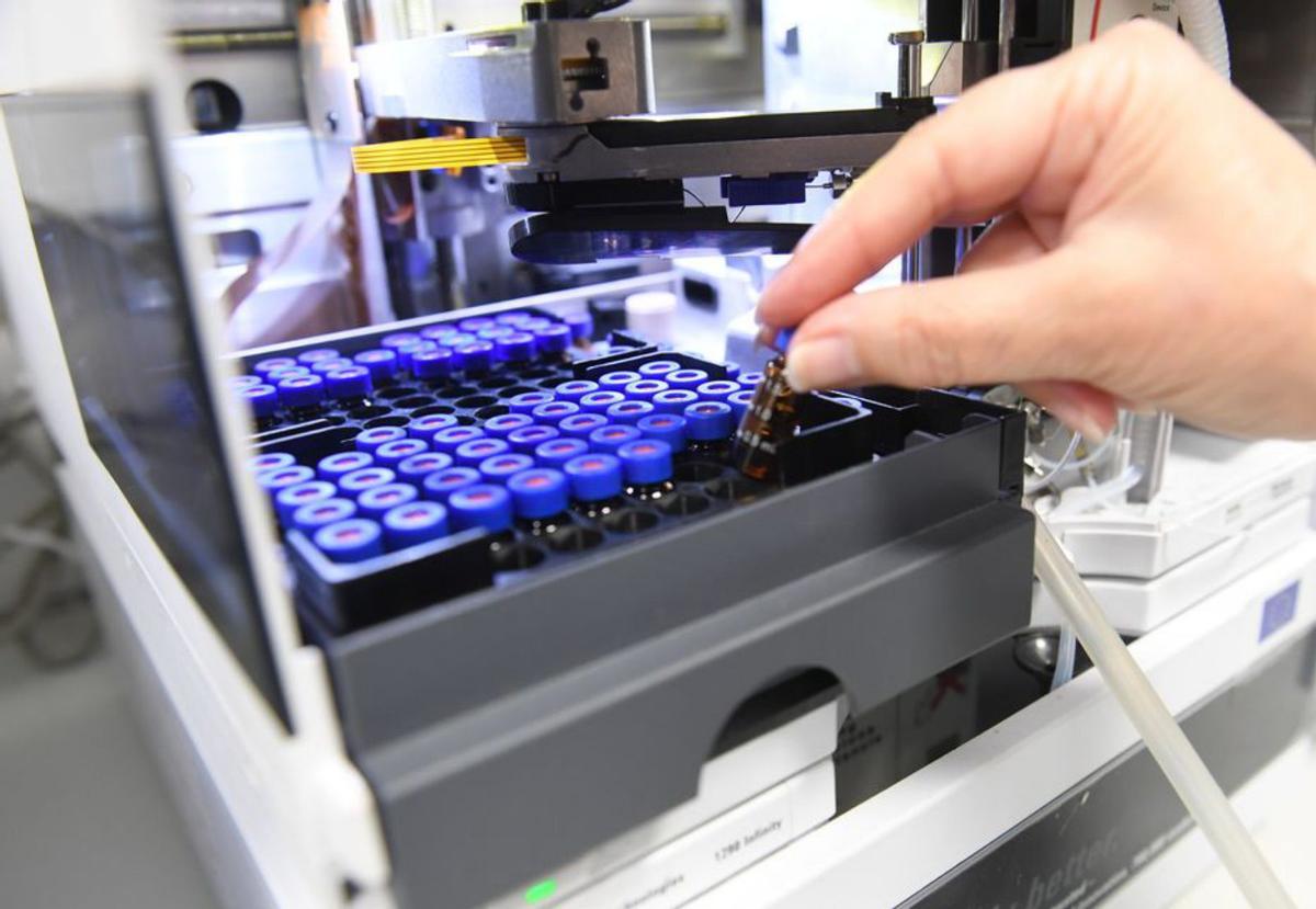Viales de muestras en el laboratorio. | Carlos Pardellas