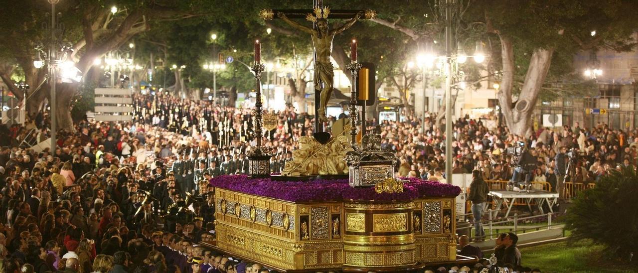 El trono del Cristo de la Expiración, a su paso por la Alameda Principal, en la Semana Santa de 2005.