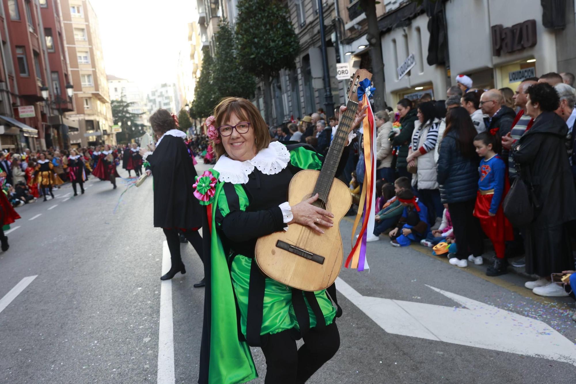 El Carnaval llena de color y alegría las calles de Oviedo