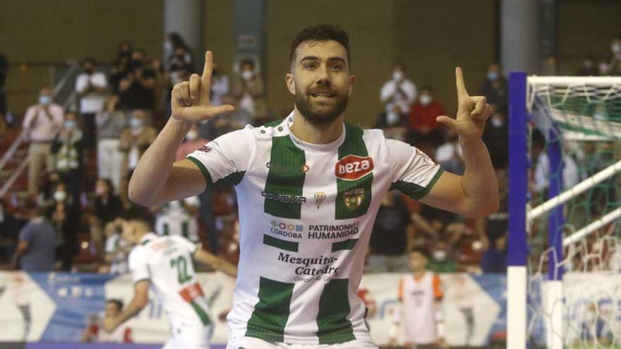 Alberto Saura celebra un gol en el Palacio de Deportes Vista Alegre.