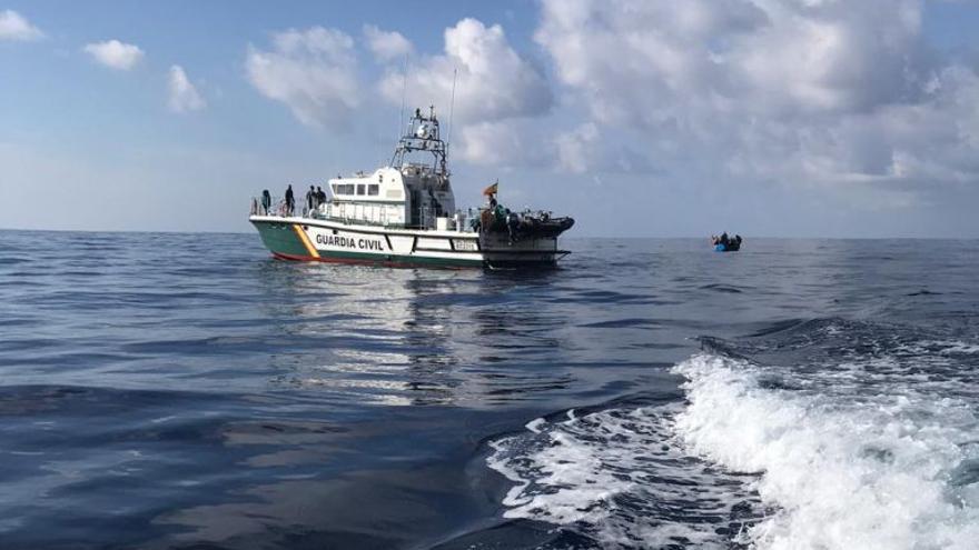 La Guardia Civil rescata otra patera con 45 inmigrantes cerca de Lanzarote