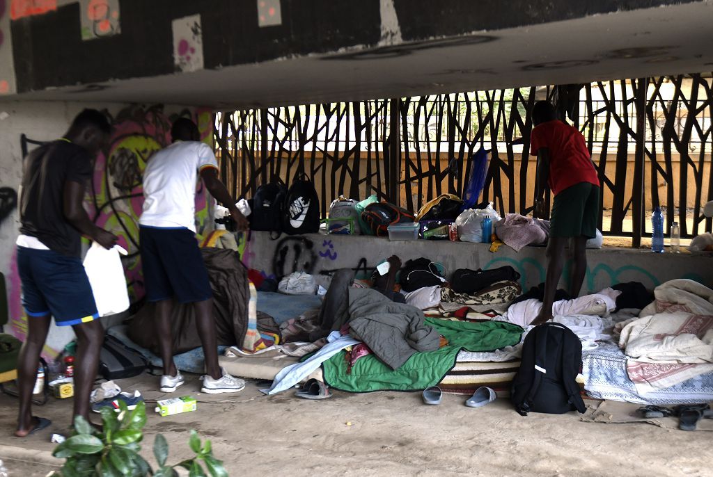 Así es la vida bajo el puente de la autovía de la A-30 en Murcia