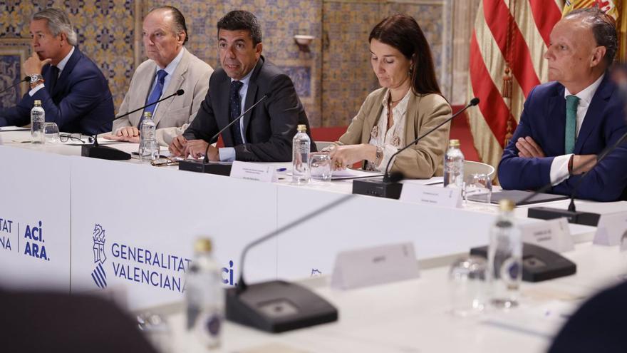 Carlos Mazón en la reunión con proveedores de la administración autonómica, en el Palau de la Generalitat. |