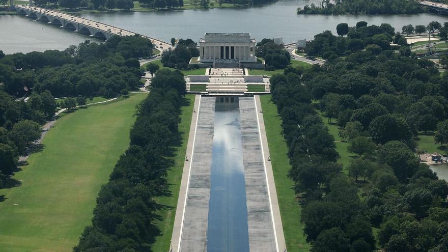 Algas, sobrecostes y patos muertos: el fiasco de Trump en el Estanque Reflectante de Washington