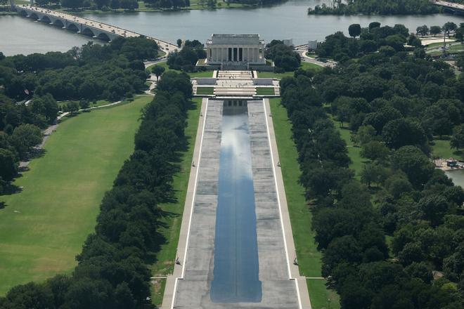 Algas, sobrecostes y patos muertos: el fiasco de Trump en el Estanque Reflectante de Washington