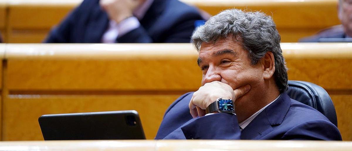 José Luis Escrivá durante el pleno Presupuestos 2023 en el Senado.