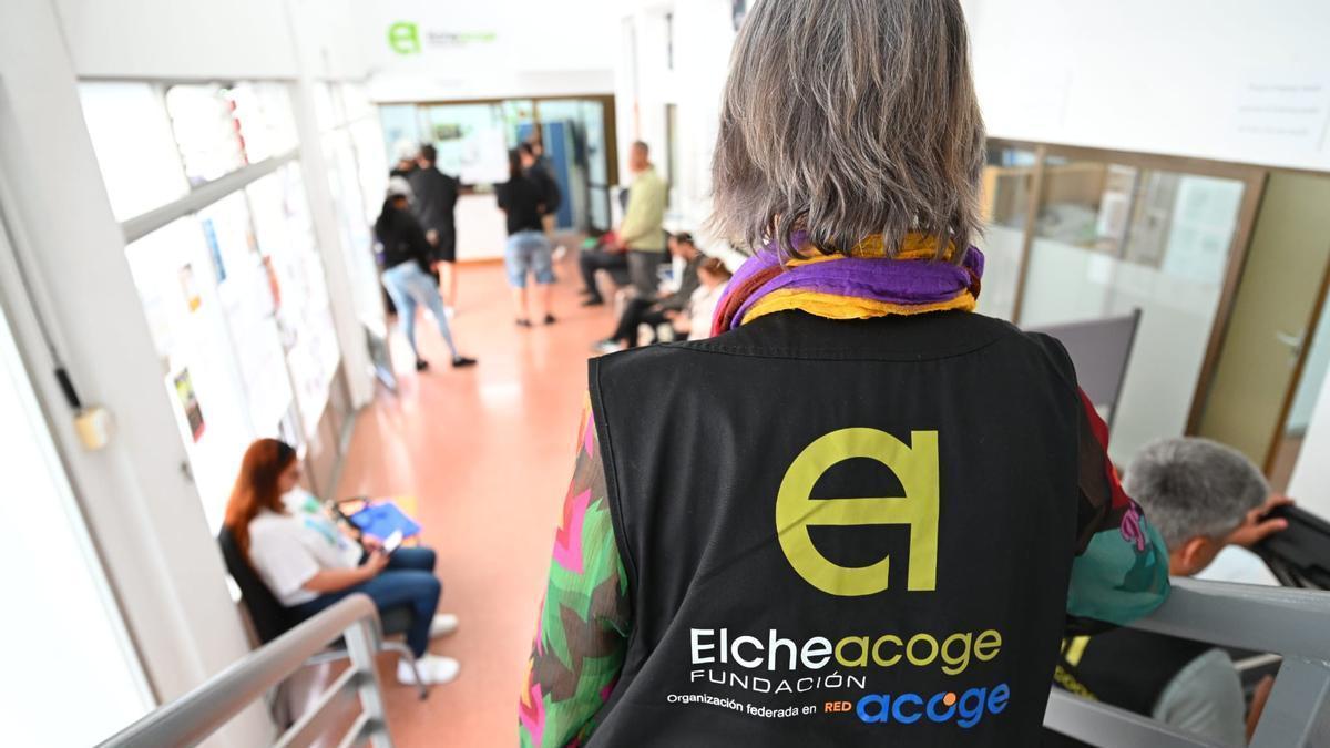 Personas en la oficina de la ONG Elche Acoge, que ayuda a los migrantes con la regularización, este miércoles.