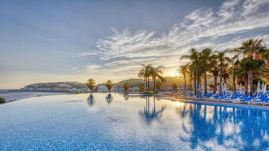 Piscina de Playacálida Spa Hotel