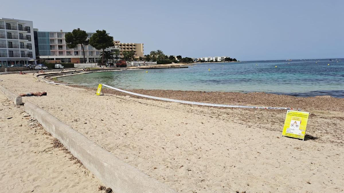 Playa cerrada al baño.