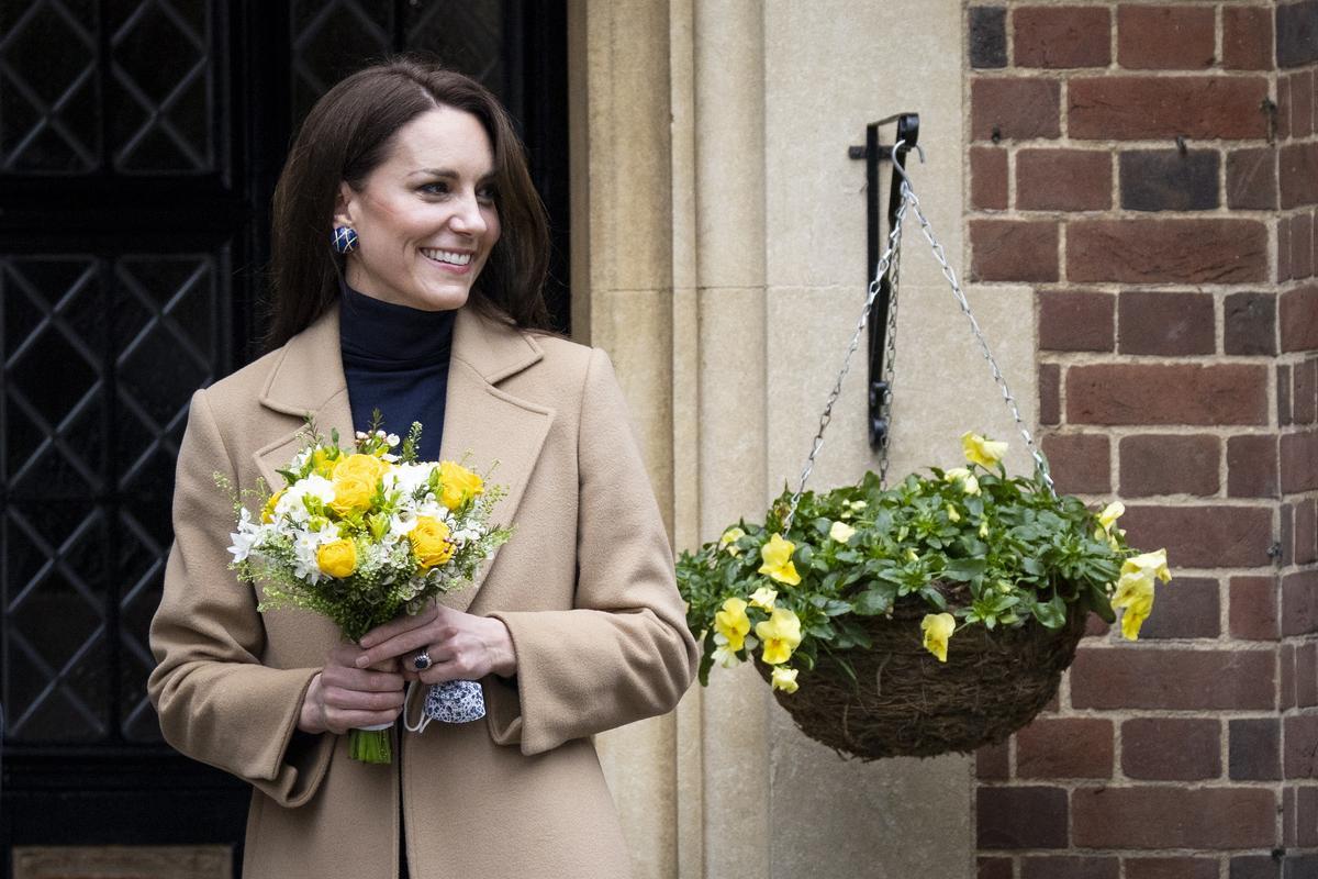 Kate Middleton se exhibe como cocinera en un hogar de ancianos