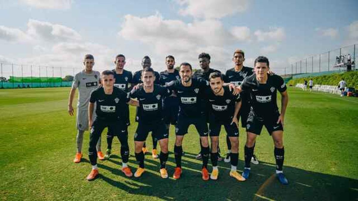 Los jugadores del Elche antes del encuentro