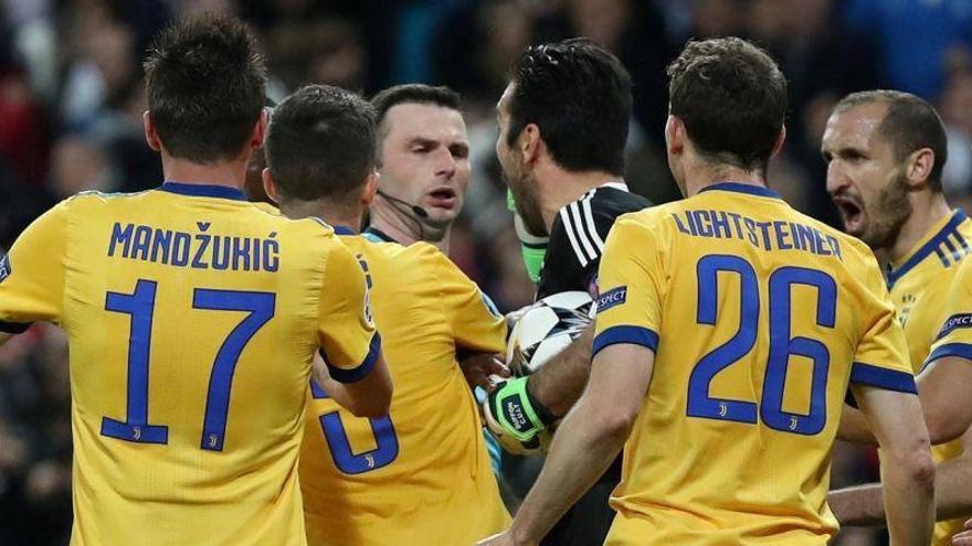 La UEFA repulsa las amenazas contra Michael Oliver, el árbitro del Madrid-Juve