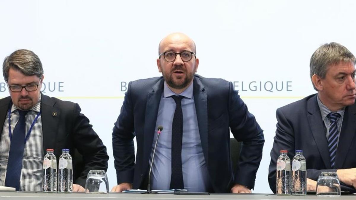 El primer ministro belga, Charles Michel, en el centro, en su comparecencia tras los atentados en Bruselas.