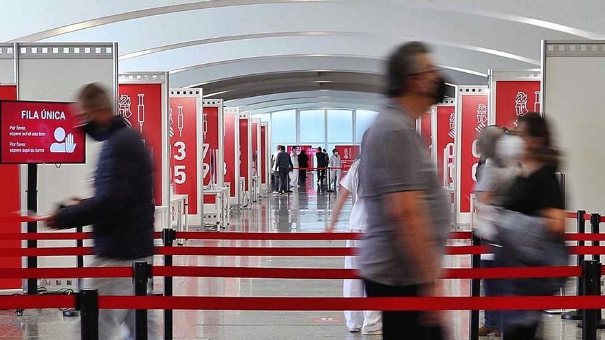 Imagen de archivo de varias personas entran en los puestos de vacunación en la Ciudad de las Artes y las Ciencias de València.