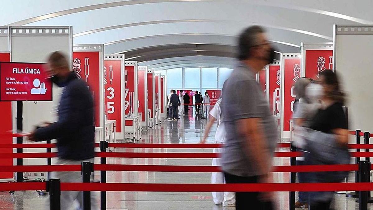 Imagen de archivo de varias personas entran en los puestos de vacunación en la Ciudad de las Artes y las Ciencias de València.